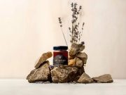 Révélez l’éclat de vos cheveux avec le miel et des soins inspirants.